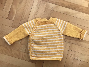 Dank der tollen Anleitung für ein Schüttli, hab ich das 1. Mal einen Raglan Pulli für mein nächstes Enkerl probiert und ich denke, er ist mir gut gelungen.