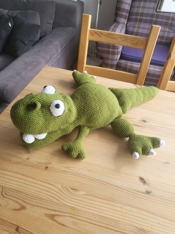 Eine gut beschriebene Anleitung und tolle Idee.
Man muss durchaus etwas an Erfahrung mitbringen und sich beim Häkeln nicht ablenken lassen😉 Mein Enkel hat gleich nach Fertigstellung des bloßen Handschuhs gleich begonnen zu spielen. Mehr und mehr kamen die Einzelteile hinzu. Die Krallen der Vorderbeine sind unschön zu häkeln uns anzunähern😏, deshalb habe ich einen lieben Dino daraus gemacht, der vorne keine Krallen braucht 🤭 Mein zweiter Enkel möchte nun auch seine Handpuppe, jedoch von einem anderen Anbieter. Trotzdem ein liebes Dankeschön 👍🌻