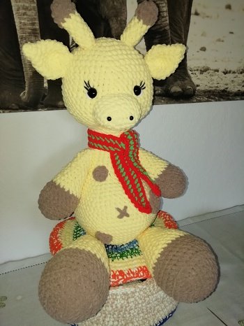 Die Giraffe hat für einem kleinen Jungen unter dem Weihnachtsbaum gesessen.