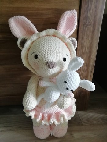 Eine kleine Ballerina mit Kuschelhasi