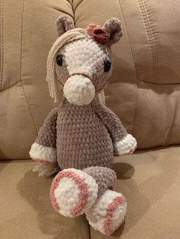 Eine Anleitung dazu habe ich von ETSY. Hat großen Spaß gemacht, das 🐎 zu häkeln!