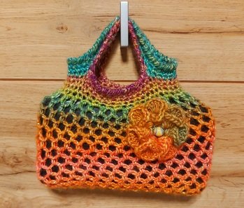 Handynetz - immer und überall Netz! Wer hätte das nicht gern?
Ich habe es aus Manaya von hobbii.de mit Glitzerfaden als Beilaufgarn für den eleganten Look gehäkelt.