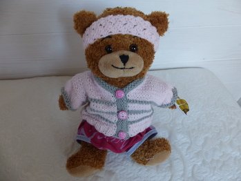 Der kleine Bär brauchte unbedingt etwas zum Anziehen