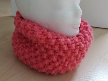 Dieses Garn lag lange in meinem Vorrat. Nun habe ich einen richtig dicken Loop für die Kalten Tage.
Gestrickt mit Perlmuster