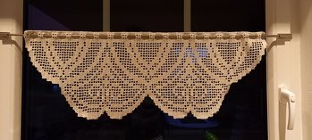 Die Anleitung für diese Gardine habe ich aus
*Gehäkelte Gardinen 6* von Elke Selke.
Ich empfehle diese kleinen Bücher sehr gerne weiter. Sie  beginnen mit allgemeinen Informationen zum Nacharbeiten und Anleitung zum Filethäkeln.
Das Nacharbeiten ging mir dank der guten Anleitung gut von der Hand.