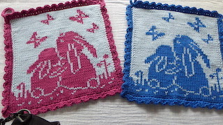 Schmusetuch oder Waschlappen, in DF gestrickt nach Anleitung von a-mano. Mit Baby Cotton von Lang (Nadel 2,5) werden sie wunderbar weich. Das Stricken macht sehr viel Spass, aber leider auch süchtig!