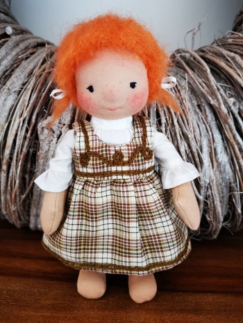 Mein erstes Stoffpüppchen nach Waldorf-Art.
Weitere sollen folgen 😉