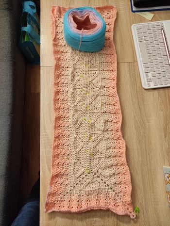 https://www.crazypatterns.net/de/items/76863/jahrescal-kuscheldecke-saon
Bin mit dem 2. Teil fertig und es macht mir sehr viel Spaß. Super leicht erklärt. Dankeschön an die Designer
