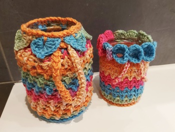 Und hier wieder zwei Upcycling-Blumenvasen. Sie warten noch auf ihre Mieter. 💐