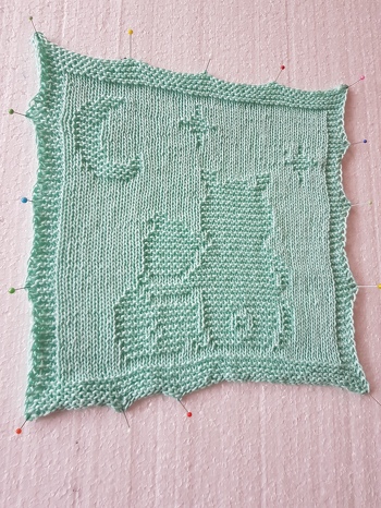 Die Anleitung ist klar und so geschrieben, dass sich der Waschlappen fast von selbst strickt.
Ich brauchte 2 abende.