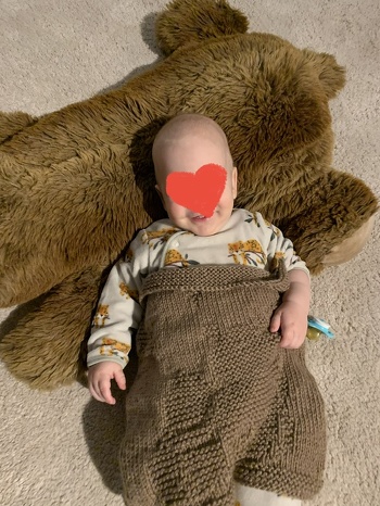 Eine wunderbare Anleitung. Ich habe zum ersten Mal ein Muster eingestrickt, es war sehr einfach, weil die Anleitung wirklich gut geschrieben ist.
Mein „Läppchen“ ist aus einem Mischgarn für eine 6er Nadel, gestrickt mit einer 5er Nadel. Es ist etwa 45x45 cm groß geworden und wird demnächst zu einem Kissen verarbeitet.