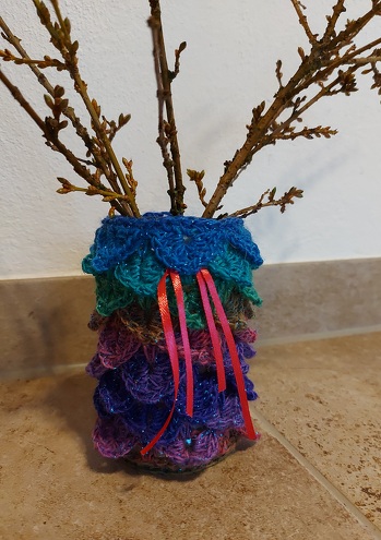 Nun will der Lenz uns grüßen......
Aus einem Rest Universe Sock Wool (hobbii.de) habe ich ein altes Schraubglas umhäkelt. Fertig ist die Blumenvase! Upcycling ist voll im Trend!