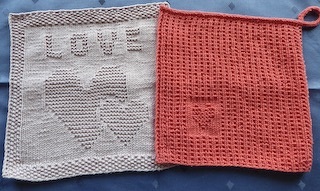 Spüllappen mit Herz, nach Anleitungen zweier verschiedener Designerinnen. Beide sind rasch und unkompliziert zu stricken.