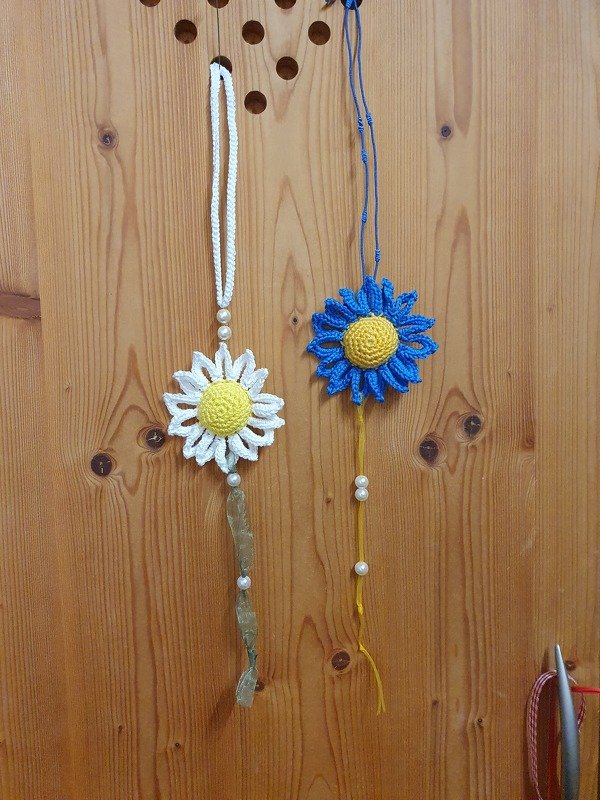 Hanging decoration large flower - simple from scraps of yarn