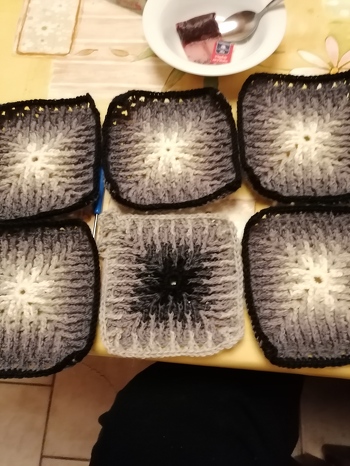 Granny squares für eine Tasche.