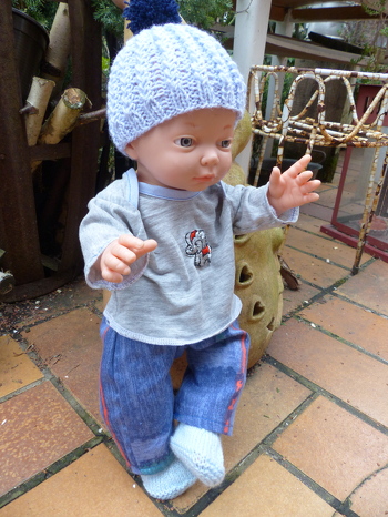 Ich darf die Puppenkinder des Kindergartens einkleiden. Mein erstes Outfit ist fertig.