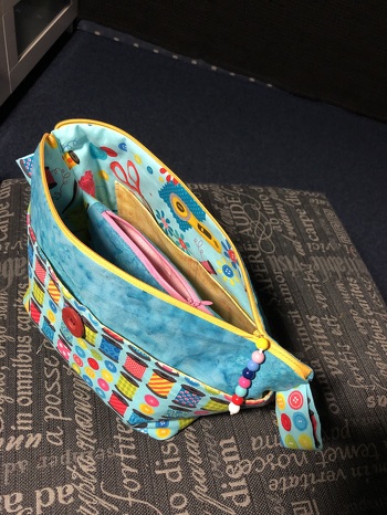 Tolle Anleitung .... auch für Anfänger !
Dafür das es meine erste Tasche mit Reissverschlüssen war, bin ich mit dem Ergebnis echt zufrieden.