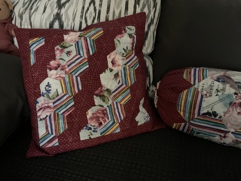 Kissenhülle in der Paperpiecing Technik
( kleine Hexagone werden von Hand zusammengenäht )
die Rückwand mt Reißverschluss habe ich mit der Maschine genäht