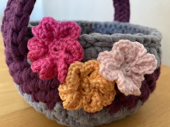 Gehäkeltes Körbchen mit Blumen 🌺 🤩