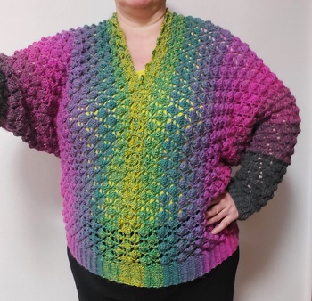 Pulli im Drachenhautmuster. 🐲 Aus dem Restgarn wird noch ein Lace-Schal gehäkelt.