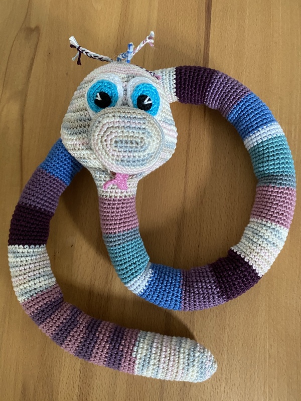 2 in 1: Trophäe und großes Kuscheltier Eddie Elch, Schlenkertier Häkelanleitung als PDF