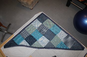 Das Tuch „Allerleirauh“ ist von der Designerin Raphaela Blumenbunt. Sie hat das Tuch als Adventskalender 2021 veröffentlicht.
Ich habe dazu die Wolle von Hobbii benutzt. Alles wurde mit der Nadelstärke 3,75 gestrickt.
265g Rainbow 8/4 Print in den Farben 03, 06, 10, 11 und 13 und
für die Umrandung 60g blau , Qualität Nova von Jarbo
Das Tuch ist 185cm breit, hat eine Tiefe von 100cm, beide Seiten sind 135cm lang