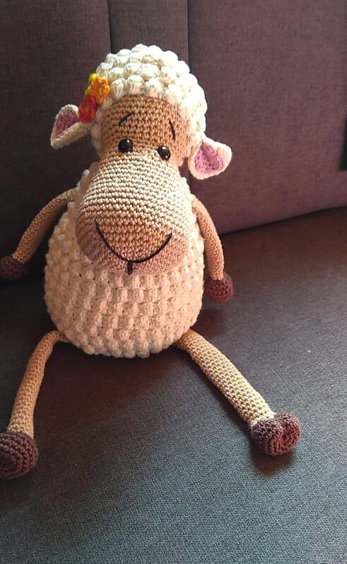 XXL Treppenhocker Kantenhocker Schaf mit Filz Blume zu Ostern oder Frühlingsdekoration