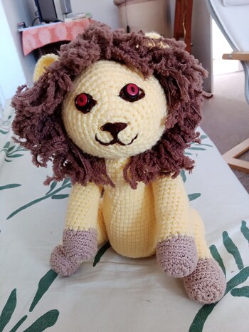 Habe diesen Löwen nach deiner Anleitung gearbeitet,die super gut ist und verständlich.
Die Mähne und Schwanz habe ich mit Fusselwolle gemacht.....und Augen sind 2klrine Knöpfe,also etwas umgearbeitet ist er.....😉