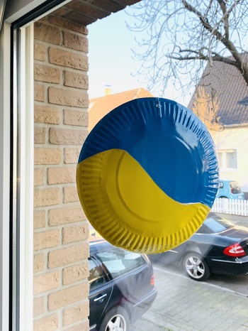 Zwei farblich passende Pappteller zurecht geschnitten und geklebt…als kleines Statement!