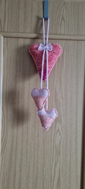 3 hearts hanging decoration  - easy and versatile - from scraps of yarn