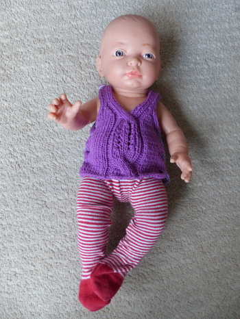 Und noch mal neue Kleider für die Puppe.
Ein Sommer-Top und aus alten Strümpfen von mir gab es eine neue Strumpfhose