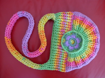 Die Tasche Balu von Petra-Perle. Gearbeitet wurde mit zwei Knäueln Linie 491 Bellovero von ONline. Da das erste Exemplar gleich einfach verschwunden war :-) konnte ich zumindest dieses Exemplar jetzt einstellen. Danke, Petra-Perle, für diese Anleitung. Eine von vielen, die ich schon ausprobiert habe.