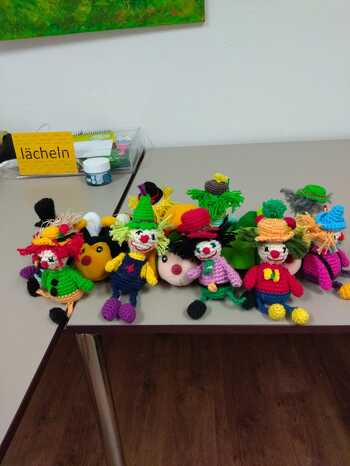 Nach einer Anleitung von Martina MÜLLER.Es macht viel Spaß immer neue Abwandlungen zu häkeln und mit kleinen Zutaten auszuschmücken !❤️Danke für die tolle Anleitung!