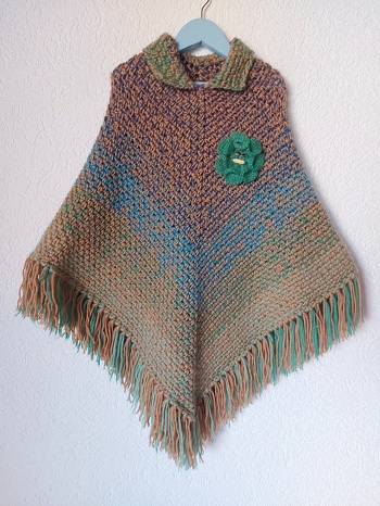 Dieser kuschelige Kinderponcho ist aus zwei Fäden (Acryl und eine Mohairmischung mit Farbverlauf) gehäkelt und passt Kindern im Alter von 4-10 Jahren.
