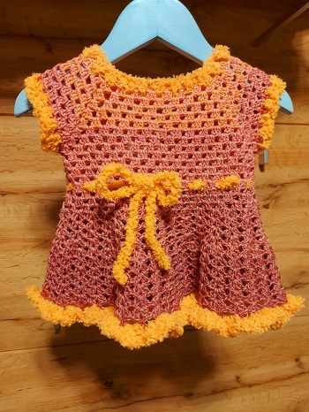 Dieses niedliche Kleid ist aus einem Farbverlaufsgarn und einem Kuschelgarn gehäkelt. Ich schätze es auf Gr.74.