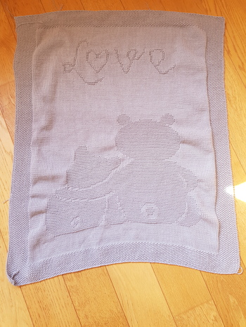 Babydecke, es Spaß gemacht sie zu stricken . Habe aber den Rand im Perlmuster gestrickt und zwischen Bär und Schrift 10 Reihen weniger gestrickt