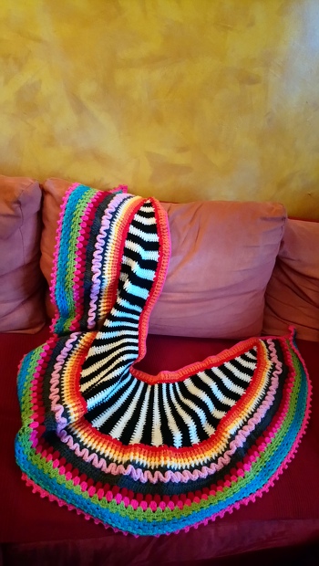 Anleitung von Petra Perle, anbei der Link:
https://www.crazypatterns.net/de/items/35990/perles-hippy-tuch-2001