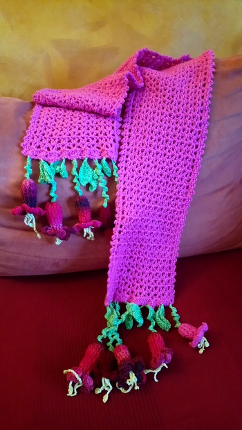 Anleitung von Petra Perle: Blumenschal Riccarda:
https://www.crazypatterns.net/de/items/66976/blumen-schal-riccarda