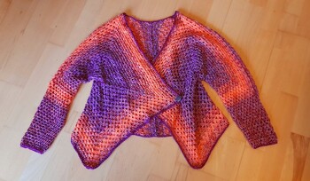 Anleitung* Schicke Jacke aus zwei großen Grannys* von Petra Perle
Gut erklärte Anleitung, ich habe einen Bobbel 1300 Meter verhäkelt.