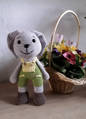 Die Anleitung ist sehr zu empfehlen, alles super beschrieben. Es hat riesigen Spaß gemacht den Hasen Billy zu häkeln.