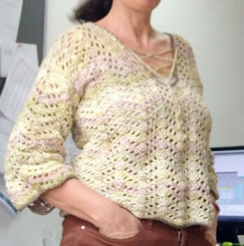 Durch den Farbverlauf sieht jeder Pullover anders aus. Das ist nach einem weißen Modell jetzt ein Farbiges. Super easy Muster. Macht Spaß nach mehr. Habe meinen etwas kürzer gemacht.