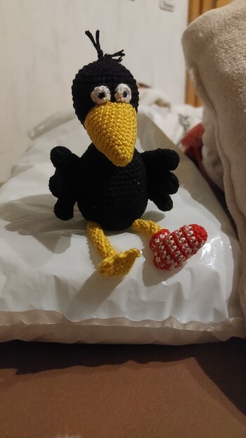 Habe für meinen kleinen Bruder
Den kleinen süßen Rabe Socke gehäkelt.
Es war ein Geburtstagsgeschenk und er hat sich riesig darüber gefreut.
Jetzt muss sein kleines Kuscheltier überall mit hin .
Als große Schwester macht mich das unheimlich glücklich.  : )