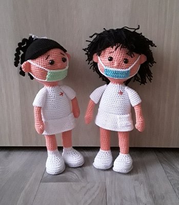 Die zweite Krankenschwester ist fertig. Die linke ist fuer eine Kollegin zum Geburtstag.
Noch rechtzeitig fertig geworden.