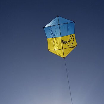 Bei mir schmückt die Friedenstaube einen Drachen. Sie ist nicht geplottet, sondern auf 4xDIN A4 ausgedruckt, abgepaust, und dann appliziert! Für mich eine der formschönsten Friedenstauben im Internet!