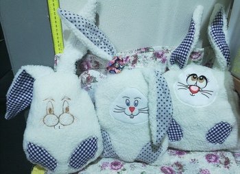 Drei Hasenkissen für die Kindertafel