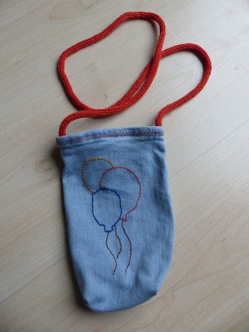 Upcycling von einem Hosenbein. Den Kordel habe ich mit der Strickmühle gemacht. Kleine Umhängetasche