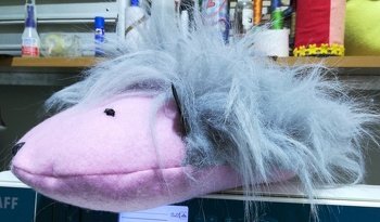 Igel Balduin, ein Entwurf von mir der schon einige Jahre alt ist und immer wiedermal wenn mir entsprechender Plüsch unterkommt aktiviert wird