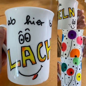 Zwei Kaffeebecher (auf der einen steht „Ab hier bitte lächeln“ ;) )