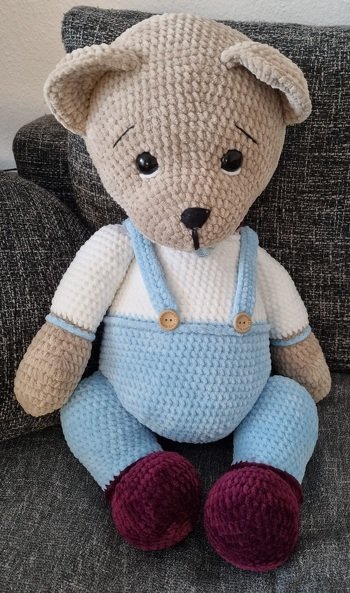 Mit Chenille Wolle gehäkelt....er ist riesig geworden ❤️