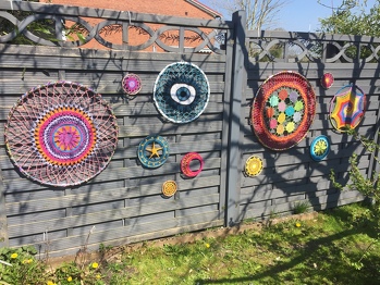 Diese Wand war einfach zu grau. Und da ich mich zwischen den vielen schönen Anleitungen von Petra Perle nicht entscheiden konnte, sind es ein paar mehr Traumfänger geworden. Die anderen sind übrigens von Crochetta.